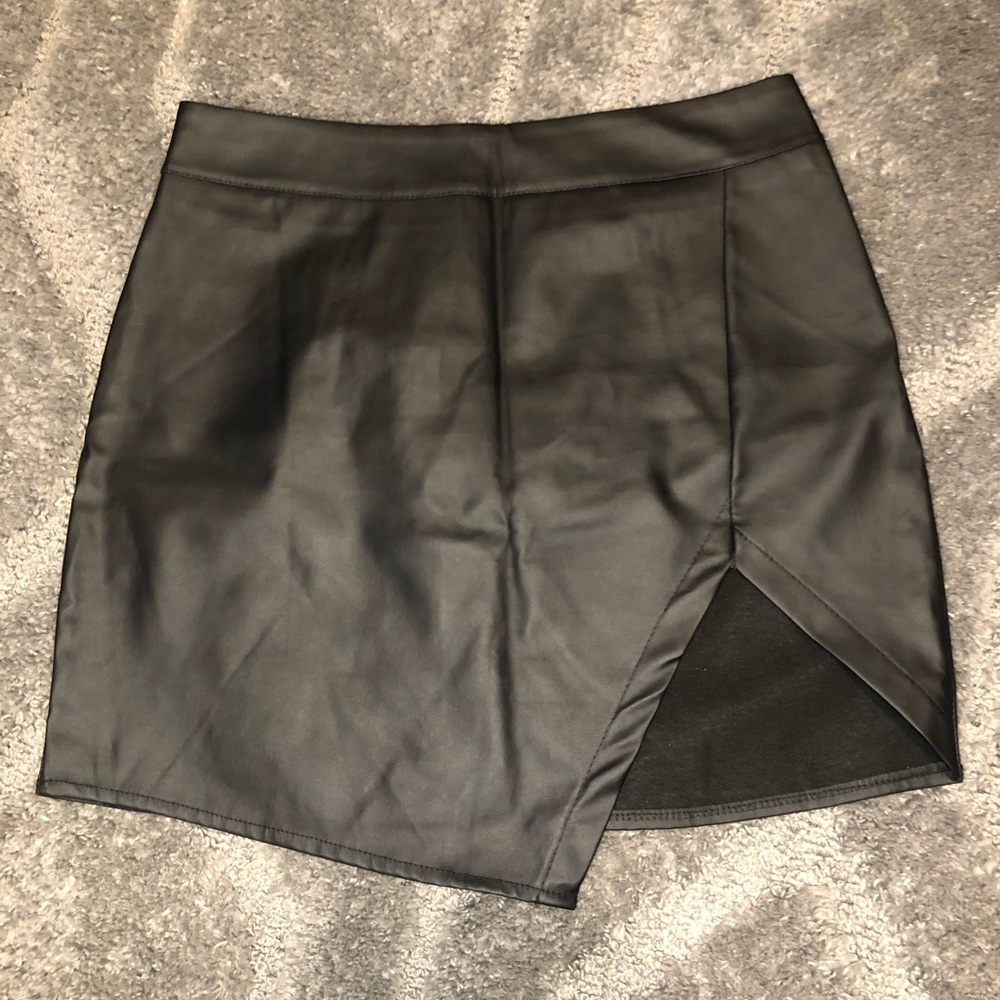 CHOLES BLACK FAUX LEATHER MINI SKIRT